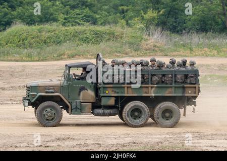 18. Juni 2020-Paju, Südkorea-südkoreanische Armeesoldaten nehmen an einer jährlichen Übung auf dem Artilleriebrange in der Nähe von DMZ in Paju, Südkorea, Teil. Stockfoto