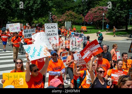 Washington, Vereinigte Staaten Von Amerika. 13.. Juli 2022. Einige Opfer und Überlebende der jüngsten Massenerschießungen in Uvalde, Texas, und Highland Park, Illinois, schließen sich anderen an der Kundgebung vom 4. März an, während sie zum Lower Senate Park in der Nähe des US-Kapitols marschieren, um allgemeine Hintergrundkontrollen für Waffen und ein Verbot von Angriffswaffen in Washington, DC, zu fordern. 13. Juli 2022. Quelle: Rod Lampey/CNP/Sipa USA Quelle: SIPA USA/Alamy Live News Stockfoto