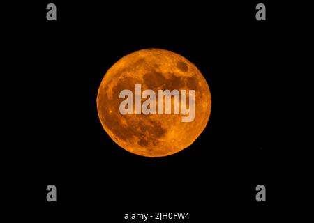 Los Angeles, Kalifornien, USA. 13.. Juli 2022. Der Super-Vollmond steigt am Mittwoch, den 13. Juli 2022, über Los Angeles auf. (Bild: © Ringo Chiu/ZUMA Press Wire) Stockfoto