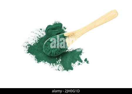 Spirulina Algenpulver isoliert auf weißem Hintergrund. Superfood Spirulina Pulver in einem Holzlöffel. Stockfoto