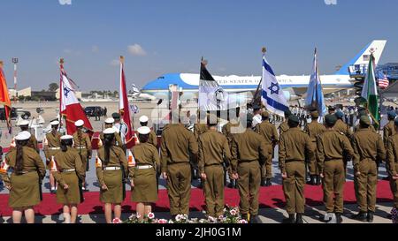 LOD, ISRAEL - 13. JULI: Israelische Soldaten halten Flaggen auf dem Asphalt des Flughafens Ben Gurion, als die Luftwaffe, die Präsident Biden trägt, am 13. Juli 2022 in Lod, Israel, auf dem Flughafen Ben Gurion landet. US-Präsident Joe Biden begann heute seine erste Tournee durch den Nahen Osten seit dem Eintritt in das Weiße Haus im vergangenen Jahr. Kredit: Eddie Gerald/Alamy Live Nachrichten Stockfoto