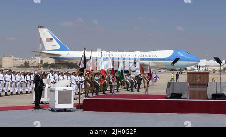 LOD, ISRAEL - 13. JULI: Air Force One, die Präsident Biden trägt, landet am 13. Juli 2022 auf dem Flughafen Ben Gurion in Lod, Israel. US-Präsident Joe Biden begann heute seine erste Tournee durch den Nahen Osten seit dem Eintritt in das Weiße Haus im vergangenen Jahr. Kredit: Eddie Gerald/Alamy Live Nachrichten Stockfoto