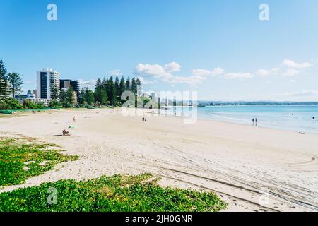 Eine wirklich breite Aufnahme des Strandes in der Regenbogenbucht in Coolangatta an der Gold Coast Stockfoto