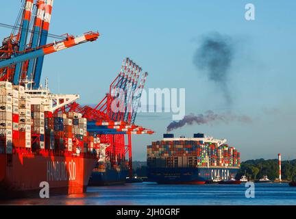 Hamburg, Deutschland. 14.. Juli 2022. Das Containerschiff CMA CGM Zheng He (r) der Reederei CMA CGM legt am Eurogate-Containerterminal im Waltershofer Hafen an. Im Konflikt um die Bezahlung von Hafenarbeitern in den großen deutschen Nordseehäfen ist noch immer keine Einigung in Sicht. Die Gewerkschaft Verdi hat Hafenarbeiter zu einem 48-stündigen Warnstreik aufgefordert. Quelle: Christian Charisius/dpa/Alamy Live News Stockfoto