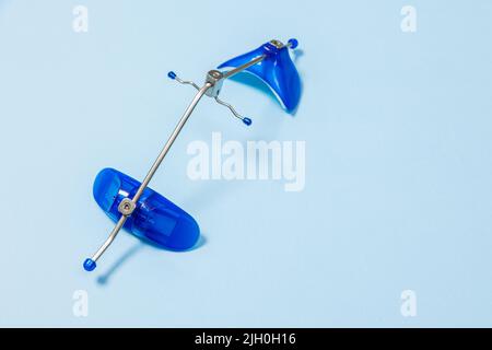 Kieferorthopädische Gesichtsmaske Dental Petite Mask auf blauem Hintergrund spezielle Ausrüstung für den Zahnarzt Stockfoto