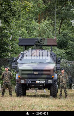 Münster, Deutschland. 11.. Juli 2022. Soldaten stehen bei einem Dingo 2 der deutschen Armee. Kredit: Mohssen Assanimoghaddam/dpa/Alamy Live Nachrichten Stockfoto