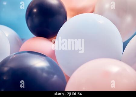 Stapel von vielen Ballons in verschiedenen Farben und Größen in hell dekorierten Raum während der Feiertagsfeier platziert Stockfoto