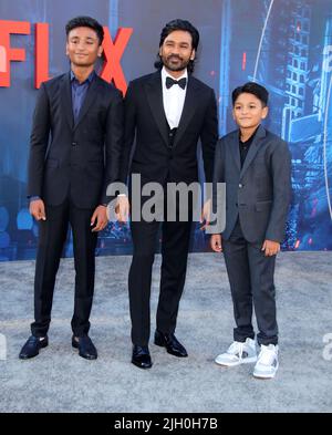 Hollywood, USA. 13.. Juli 2022. Dhanush trifft bei DER WELTPREMIERE DER GRAUEN MÄNNER ein, die am Mittwoch, den 13. Juli 2022, im TCL Chinese Theatre in Hollywood, CA, stattfand. (Foto: Juan Pablo Rico/Sipa USA) Quelle: SIPA USA/Alamy Live News Stockfoto