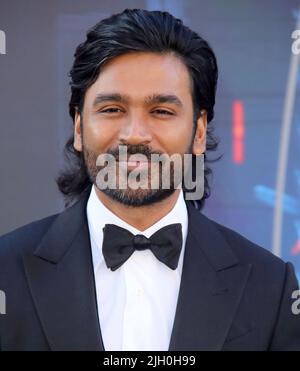 Hollywood, USA. 13.. Juli 2022. Dhanush trifft bei DER WELTPREMIERE DER GRAUEN MÄNNER ein, die am Mittwoch, den 13. Juli 2022, im TCL Chinese Theatre in Hollywood, CA, stattfand. (Foto: Juan Pablo Rico/Sipa USA) Quelle: SIPA USA/Alamy Live News Stockfoto