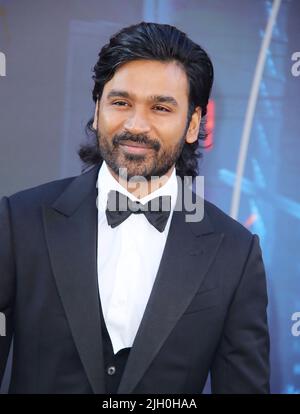 Hollywood, USA. 13.. Juli 2022. Dhanush trifft bei DER WELTPREMIERE DER GRAUEN MÄNNER ein, die am Mittwoch, den 13. Juli 2022, im TCL Chinese Theatre in Hollywood, CA, stattfand. (Foto: Juan Pablo Rico/Sipa USA) Quelle: SIPA USA/Alamy Live News Stockfoto