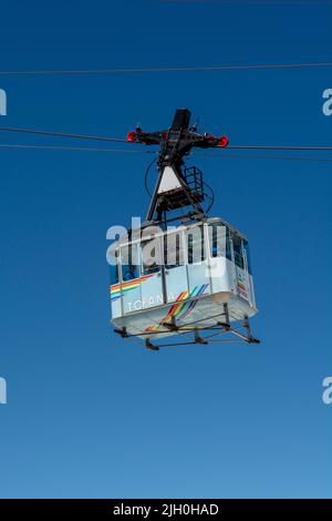 Cortina d'Ampezzo, Dolomiten, Italien - 8. Juli 2022 : Seilbahn oder Gondelbahn, die im Sommer von Cortina d'Ampezzo nach Tofana di Mezzo aufsteigt. Stockfoto