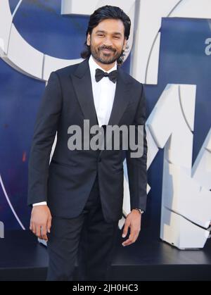 Hollywood, USA. 13.. Juli 2022. Dhanush trifft bei DER WELTPREMIERE DER GRAUEN MÄNNER ein, die am Mittwoch, den 13. Juli 2022, im TCL Chinese Theatre in Hollywood, CA, stattfand. (Foto: Juan Pablo Rico/Sipa USA) Quelle: SIPA USA/Alamy Live News Stockfoto