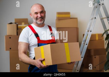 Mann im mittleren Alter in uniformem Karton, Porträt Stockfoto