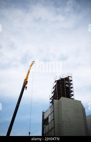 Am Nakagin Capsule Tower, einem ikonischen Bauwerk, das am 27. Juni 2022 vom japanischen Architekten Kisho Kurokawa in Ginza, Tokio, Japan, entworfen wurde, werden die Abbrucharbeiten fortgesetzt. Quelle: AFLO/Alamy Live News Stockfoto