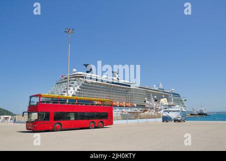 Celebrity Reflection Cruise Ship, fantastisches Kreuzschiff mit herrlichen Balkonen auf sieben Etagen, im Hafen von Katakolo, Griechenland Stockfoto