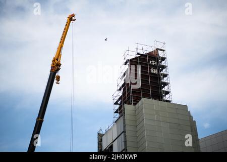 Am Nakagin Capsule Tower, einem ikonischen Bauwerk, das am 27. Juni 2022 vom japanischen Architekten Kisho Kurokawa in Ginza, Tokio, Japan, entworfen wurde, werden die Abbrucharbeiten fortgesetzt. Quelle: AFLO/Alamy Live News Stockfoto