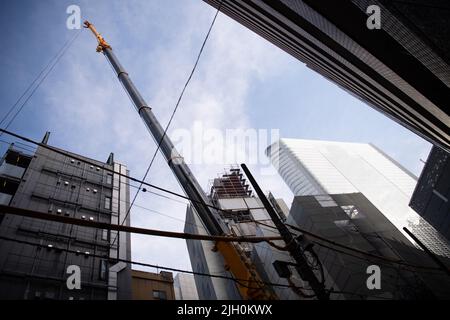 Am Nakagin Capsule Tower, einem ikonischen Bauwerk, das am 27. Juni 2022 vom japanischen Architekten Kisho Kurokawa in Ginza, Tokio, Japan, entworfen wurde, werden die Abbrucharbeiten fortgesetzt. Quelle: AFLO/Alamy Live News Stockfoto