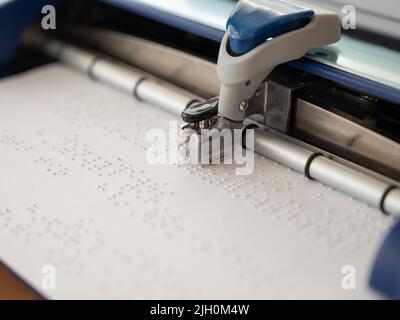 Nahaufnahme einer Braille-Code-Druckmaschine. Stockfoto