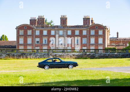 Klassischer dunkelgrüner Ford Capri 280 Brooklands 2,8 Mk3 vorbei am Weston Park Shifnal Stockfoto