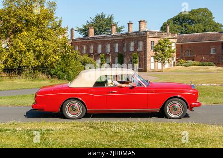 Classic Vintage 1980s rot rollt Royce corniche Cabrio vor Weston Haus im Park Stockfoto