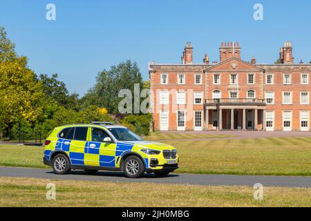 BMW X5 bewaffnetes Einsatzfahrzeug ARV Staffordshire Polizeiauto fährt vor dem Weston House Park Stockfoto