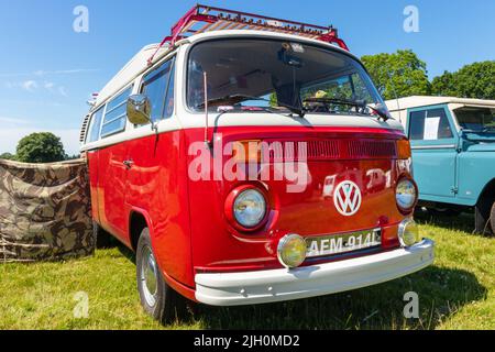 Rot Vintage Volkswagen Typ 2 Transporter Kombi oder Microbus und 110 Land Rover Verteidiger Stockfoto