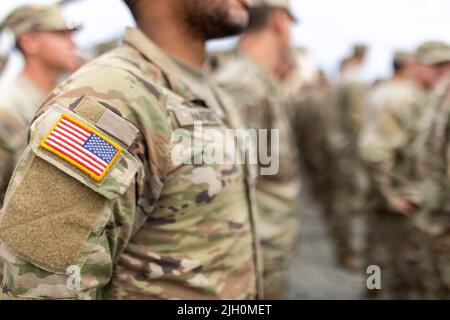 13. Juli 2022, Bayern, Grafenwöhr: US-Soldaten der 1. Brigade der 3. Infanterie-Division (Raider Brigade) stehen bei einem Besuch des Bundespräsidenten bei den US-Streitkräften in Grafenwoehr Seite an Seite. Foto: Daniel Karmann/dpa Stockfoto