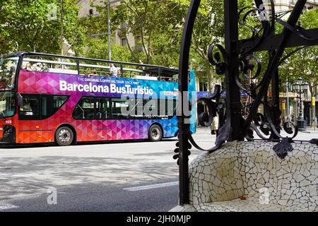 Barcelona Bus Touristic läuft auf Passeig de Gràcia, Barcelona Stockfoto