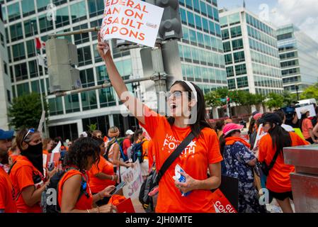 Einige Opfer und Überlebende der jüngsten Massenerschießungen in Uvalde, Texas, und Highland Park, Illinois, schließen sich anderen an der Kundgebung vom 4. März an, während sie zum Lower Senate Park in der Nähe des US-Kapitols marschieren, um universelle Hintergrundkontrollen für Waffen und ein Verbot von Angriffswaffen in Washington, DC, USA, zu fordern. Mittwoch, 13. Juli, 2022. Foto von Rod Lampey/CNP/ABACAPRESS.COM Stockfoto