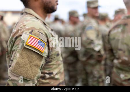 13. Juli 2022, Bayern, Grafenwöhr: US-Soldaten der 1. Brigade der 3. Infanterie-Division (Raider Brigade) stehen bei einem Besuch des Bundespräsidenten bei den US-Streitkräften in Grafenwoehr Seite an Seite. Foto: Daniel Karmann/dpa Stockfoto