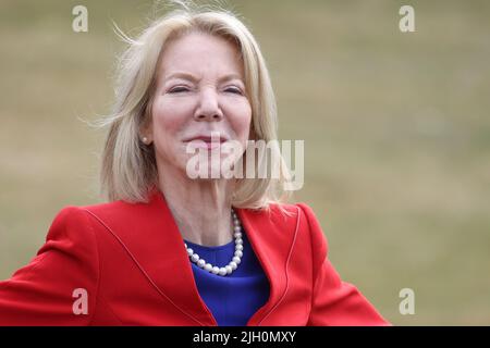 13. Juli 2022, Bayern, Grafenwöhr: Amy Gutmann, US-Botschafterin in Deutschland, wartet auf dem Gelände der US-Streitkräfte in Grafenwoehr auf den Bundespräsidenten. Foto: Daniel Karmann/dpa Stockfoto