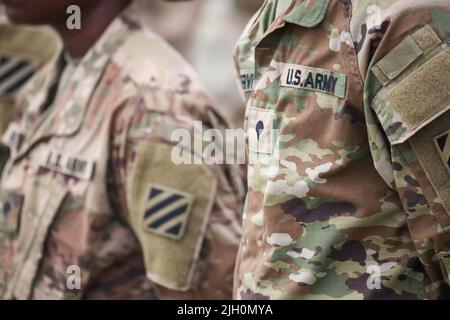 13. Juli 2022, Bayern, Grafenwöhr: US-Soldaten der 1. Brigade der 3. Infanterie-Division (Raider Brigade) stehen bei einem Besuch des Bundespräsidenten bei den US-Streitkräften in Grafenwoehr Seite an Seite. Foto: Daniel Karmann/dpa Stockfoto