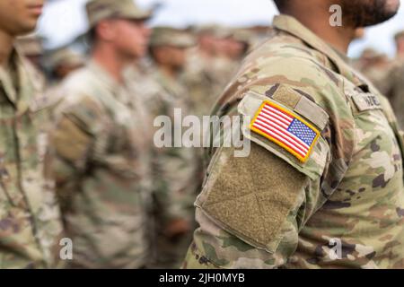 13. Juli 2022, Bayern, Grafenwöhr: US-Soldaten der 1. Brigade der 3. Infanterie-Division (Raider Brigade) stehen bei einem Besuch des Bundespräsidenten bei den US-Streitkräften in Grafenwoehr Seite an Seite. Foto: Daniel Karmann/dpa Stockfoto