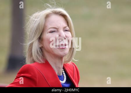 13. Juli 2022, Bayern, Grafenwöhr: Amy Gutmann, US-Botschafterin in Deutschland, wartet auf dem Gelände der US-Streitkräfte in Grafenwoehr auf den Bundespräsidenten. Foto: Daniel Karmann/dpa Stockfoto