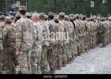 13. Juli 2022, Bayern, Grafenwöhr: US-Soldaten der 1. Brigade der 3. Infanterie-Division (Raider Brigade) stehen bei einem Besuch des Bundespräsidenten bei den US-Streitkräften in Grafenwoehr Seite an Seite. Foto: Daniel Karmann/dpa Stockfoto