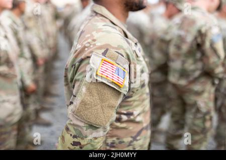 13. Juli 2022, Bayern, Grafenwöhr: US-Soldaten der 1. Brigade der 3. Infanterie-Division (Raider Brigade) stehen bei einem Besuch des Bundespräsidenten bei den US-Streitkräften in Grafenwoehr Seite an Seite. Foto: Daniel Karmann/dpa Stockfoto