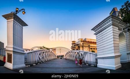 Die Anderson Bridge ist eine Fußgängerbrücke, die 1910 erbaut wurde und das Fullerton Hotel im Blick hat. Stockfoto