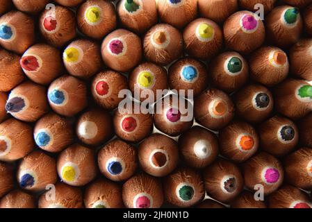 Hintergrund Muster der Vorderseite Detail der farbigen Bleistiftspitzen. Horizontale Zusammensetzung. Stockfoto