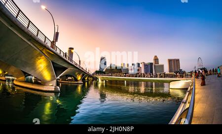 Die Fußgängerbrücke verbindet den Merlion Park mit der Uferpromenade vor der Esplanade in Marina Bay. Stockfoto