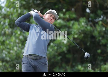 Der südafrikanische Garrick Higgo zieht am ersten Tag der Open am Old Course, St Andrews, die 3. ab. Bilddatum: Donnerstag, 14. Juli 2022. Stockfoto