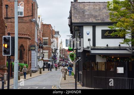 Chester, Großbritannien: 3. Jul 2022: Gesamtansicht des Abschnitts der Watergate Street, der innerhalb der Ringstraße von Chester liegt Stockfoto