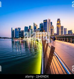 Die Fußgängerbrücke verbindet den Merlion Park mit der Uferpromenade vor der Esplanade in Marina Bay. Stockfoto
