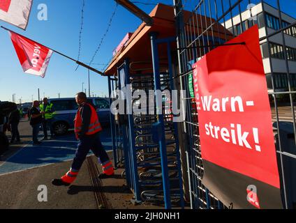 Hamburg, Deutschland. 14.. Juli 2022. Ein Schild mit der Aufschrift „Warnungsschlag heute!“ Hängt am Zaun neben einem Eingang zum Container Terminal Burchardkai (CTA) der HHLA (Hamburger Hafen und Logistik AG). Im Konflikt um die Bezahlung von Hafenarbeitern in den großen deutschen Nordseehäfen ist noch immer keine Einigung in Sicht. Die Gewerkschaft Verdi hat Hafenarbeiter zu einem 48-stündigen Warnstreik aufgefordert. Quelle: Christian Charisius/dpa/Alamy Live News Stockfoto