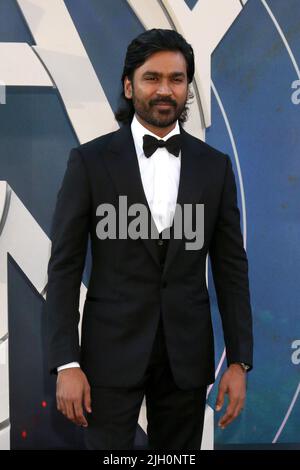 LOS ANGELES - JUL 13: Dhanush bei der The Grey man Premiere im TCL Chinese Theatre IMAX am 13. Juli 2022 in Los Angeles, CA Stockfoto