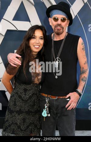 LOS ANGELES - JUL 13: Billy Bob Thornton, Connie Angland bei der Premiere von The Grey man im TCL Chinese Theatre IMAX am 13. Juli 2022 in Los Angeles, CA Stockfoto
