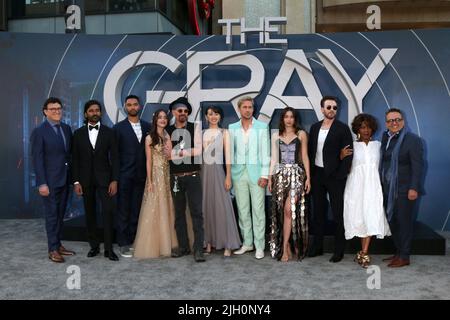 LOS ANGELES – 13. JUL: Joseph Russo, Dhanush, Rege´-Jean Page, Julia Butters, Billy Bob Thornton, Jessica Henwick, Ryan Gosling, Ana de Armas, Chris Evans, Alfre Woodard, Anthony Russo bei der Gray man Premiere im TCL Chinese Theater IMAX am 13. Juli 2022 in Los Angeles, KALIFORNIEN Stockfoto