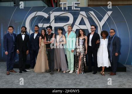 LOS ANGELES – 13. JUL: Joseph Russo, Dhanush, Rege´-Jean Page, Julia Butters, Billy Bob Thornton, Jessica Henwick, Ryan Gosling, Ana de Armas, Chris Evans, Alfre Woodard, Anthony Russo bei der Gray man Premiere im TCL Chinese Theater IMAX am 13. Juli 2022 in Los Angeles, KALIFORNIEN Stockfoto