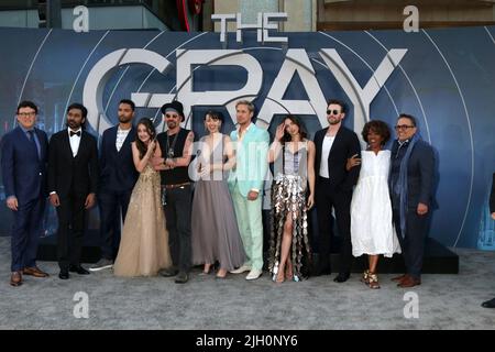 LOS ANGELES – 13. JUL: Joseph Russo, Dhanush, Rege´-Jean Page, Julia Butters, Billy Bob Thornton, Jessica Henwick, Ryan Gosling, Ana de Armas, Chris Evans, Alfre Woodard, Anthony Russo bei der Gray man Premiere im TCL Chinese Theater IMAX am 13. Juli 2022 in Los Angeles, KALIFORNIEN Stockfoto