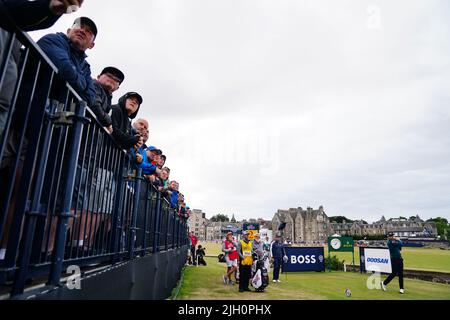 Die Zuschauer beobachten, wie Cameron Tringale am ersten Tag der Open auf dem Old Course, St Andrews, die 2. abschlägt. Bilddatum: Donnerstag, 14. Juli 2022. Stockfoto