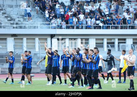 Lugano, Schweiz. 12.. Juli 2022. Schweiz, Lugano, juli 12 2022: fc Inter-Spieler begrüßen die Fans am Ende des Fußballspiels FC LUGANO gegen FC INTER, Freundschaftsspiel im Cornaredo-Stadion (Foto von Fabrizio Andrea Bertani/Pacific Press/Sipa USA) Credit: SIPA USA/Alamy Live News Stockfoto